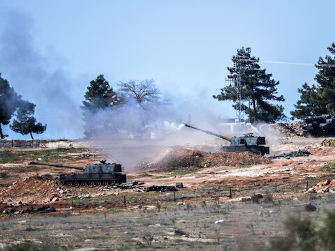 Turkse tanks voeren beschietingen uit aan hun kant van de Syrische grens.
