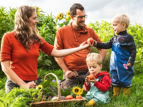 Laura en Bengt met de kinderen in de velden van Groentegem.