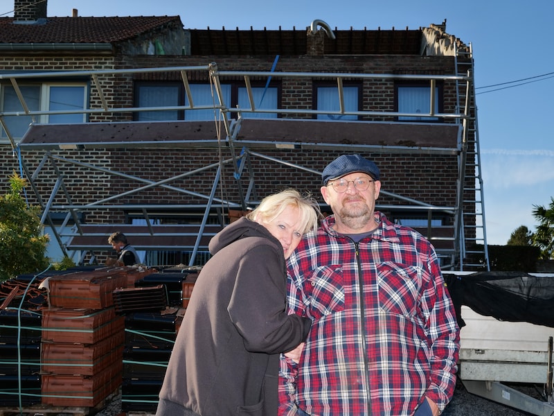Sonja en Patrick (63) zagen gisteren hun nieuw dak en stelling in de voortuin belanden in Bilzen-Hoeselt.