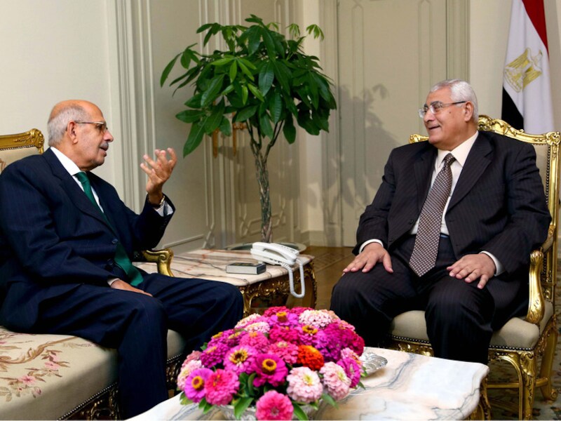 Mohamed ElBaradei (links) in gesprek met Adli Mansour, afgelopen zaterdag.