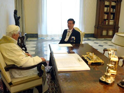 Benedictus XVI in gesprek met de nieuwe Belgische ambassadeur Charles Ghislain