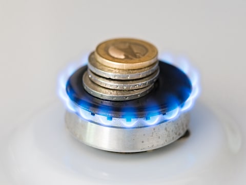 Wie nu een vast stroomcontract afsluit, betaalt gemiddeld 3,89 procent minder dan vorige maand. Voor aardgas is het verschil nog groter.