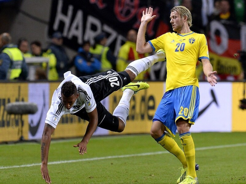 Ola Toivonen (rechts) in actie tegen Duitsland.