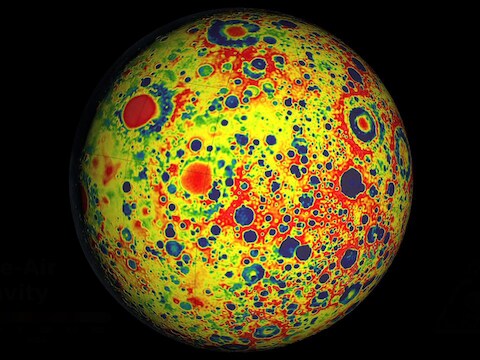 Een beeld van de variatie in zwaartekracht op onze Maan, opgemaakt op basis van de gegevens van de GRAIL-satellieten Ebb en Flow.