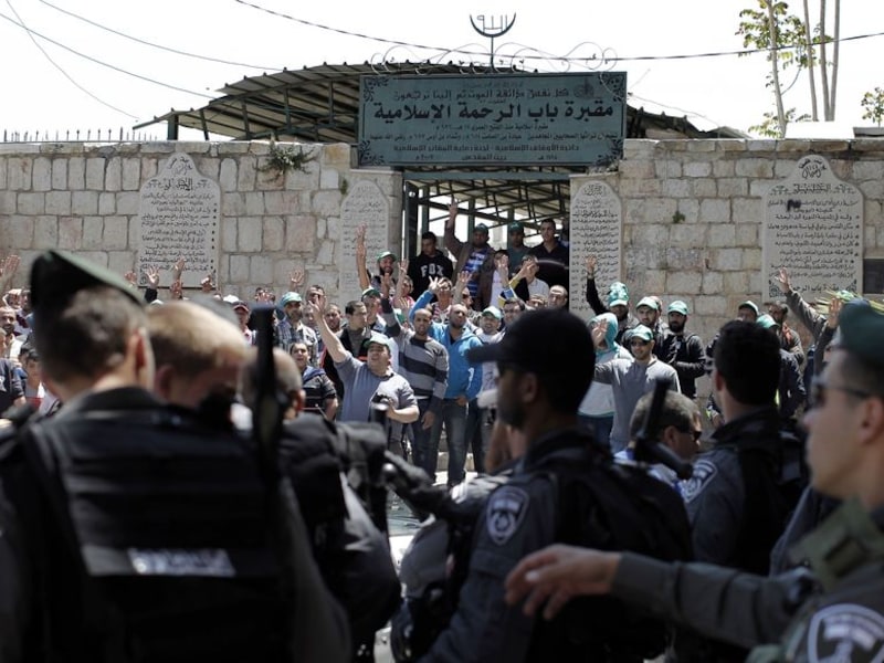 De Israëlische grenspolitie heeft de toegang naar de al-Aqsa-moskee uit vrees voor rellen deels afgesloten.