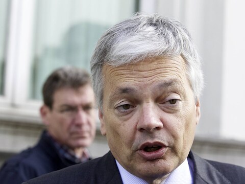 Minister van Buitenlandse Zaken Didier Reynders praat zijn collega uit Kameroen Pierre Moukoko Mbongo.