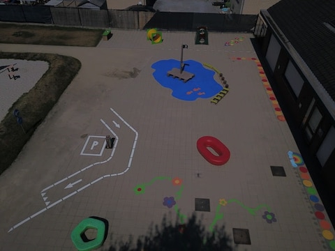 De herschilderde speelplaats van het wijkschooltje 