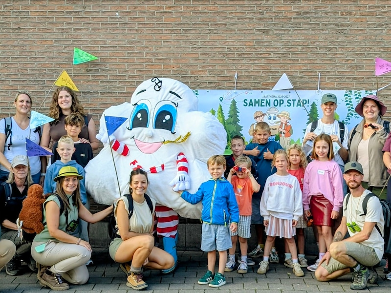 Nieuwe mascotte Wollie verwelkomt leerlingen in VBS Moorsel: “We gaan samen op stap”