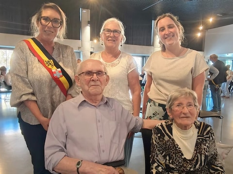 Charles Lewyllie en Rosanna Desaegher zijn 70 jaar gehuwd. Achter hen staat burgmeester Katrien Desomer, dochter Christine en kleindochter Delfien. 