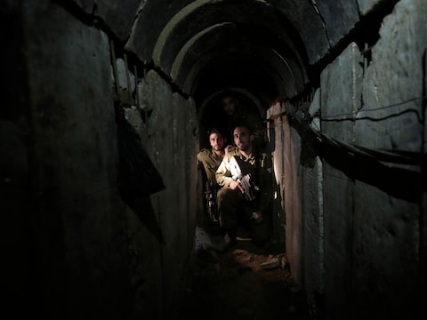 Israëlische militairen vorige week zondag in de door Hamas aangelegde tunnel tussen Gaza en Israël.