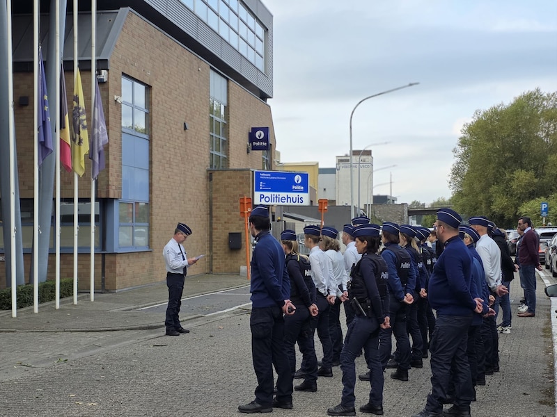 Agenten van de Politiezone Wetteren, Laarne en Wichelen namen vrijdagmiddag deel aan het nationale herdenkingsmoment voor politieman Nordine. 