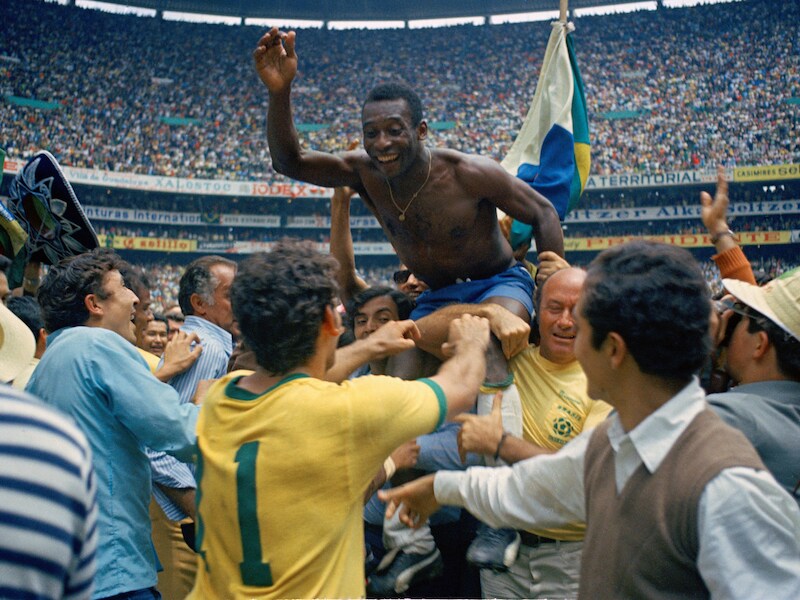 Eentje uit de oude doos: Pelé heeft net met Brazilië het WK gewonnen door Italië in de finale met 4-1 te verslaan.