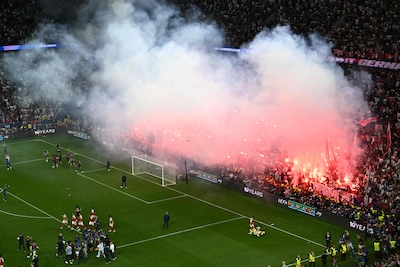 De beelden die UEFA u liever niet laat zien: de zee van (verboden) Bengaals vuur in het vak met PSG-fans