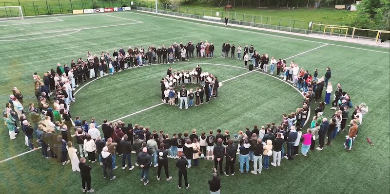 Mensen zoeken samen troost bij elkaar.