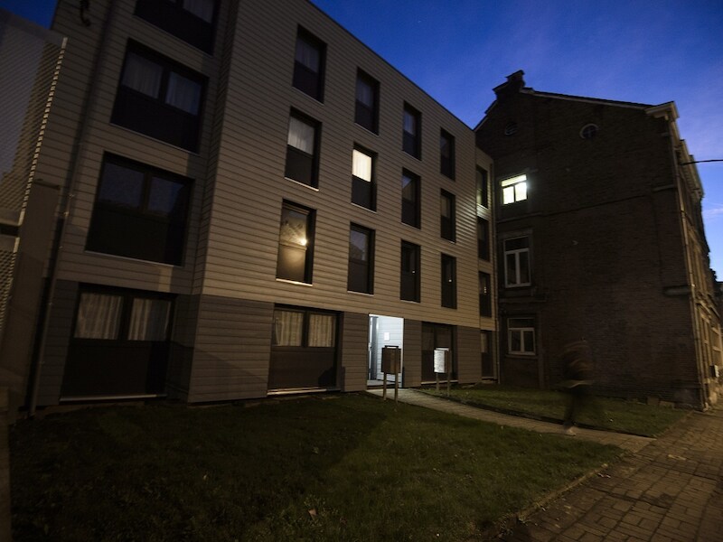 In dit gebouw in Verviers werden de vader en een van zijn zonen donderdag opgepakt.