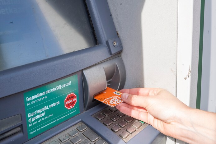 Muilezel ontkent alles: “Was identiteits- en bankkaart verloren ...