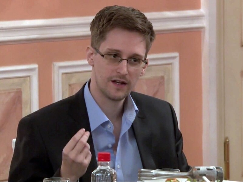 Edward Snowden tijdens een bijeenkomst in Moskou, afgelopen oktober.
