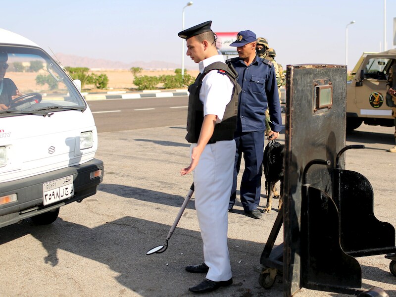 Veiligheidspersoneel controleert een voertuig aan de luchthaven van Sharm-el-Sheik.