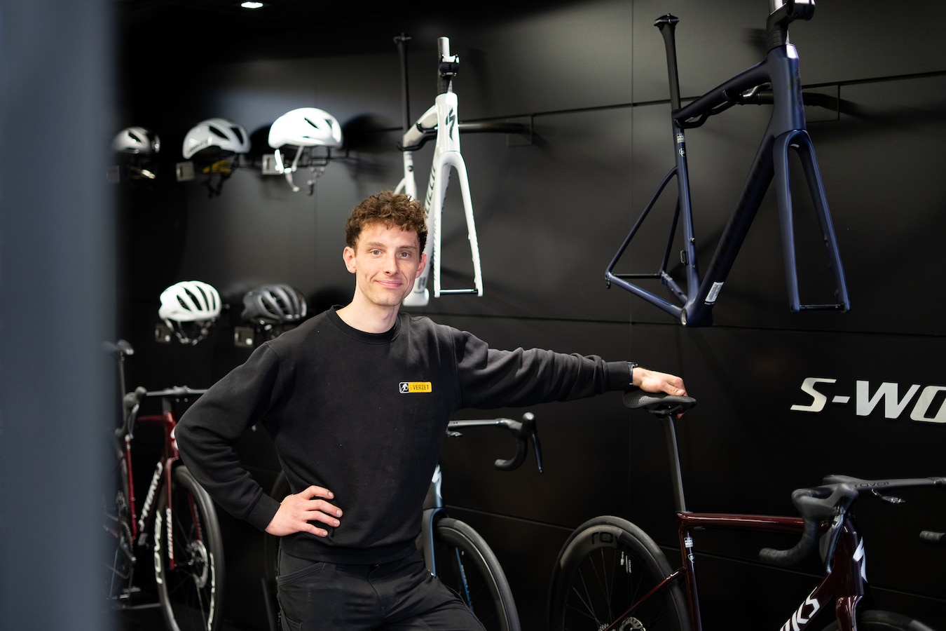 wielerkampioen-tim-merlier-33-zet-schouders-onder-fietsenwinkel-het