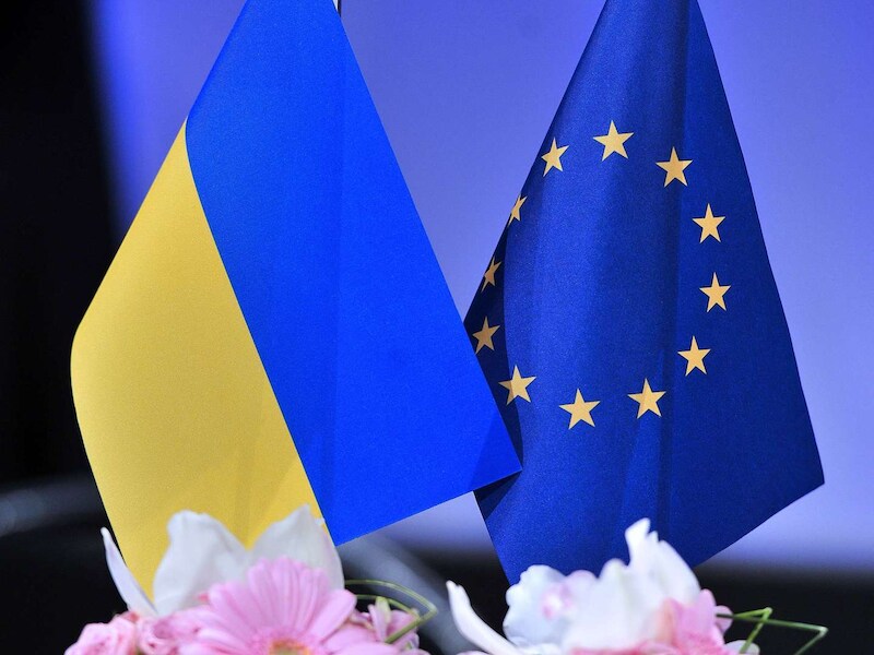 Een Oekraïense en Europese vlag bij de ondertekening van de overeenkomst