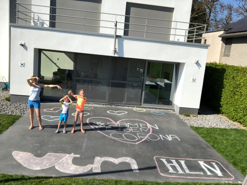 Sander en Olivia Van Den Brande uit Haacht maakten samen met hun mama een grote krijttekening op hun terras.