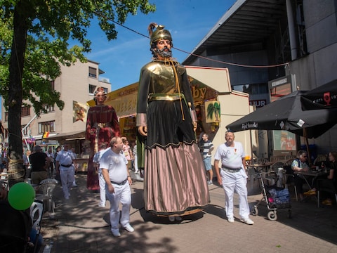 Optocht Reus en Reuzin op Wetteren kermis.