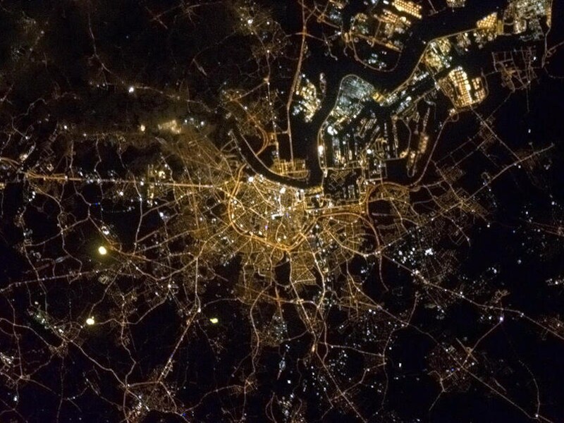 'Antwerp by night' vanuit de ruimte.
