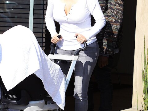 Kim en Kanye op wandel met baby North.