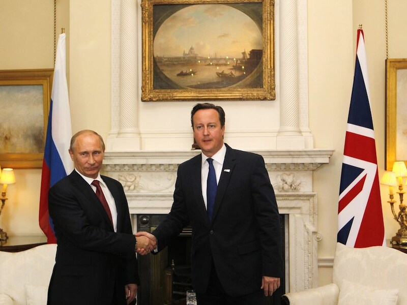 De Britse eerste minister David Cameron (R) en de Russische president Vladimir Poetin (L).