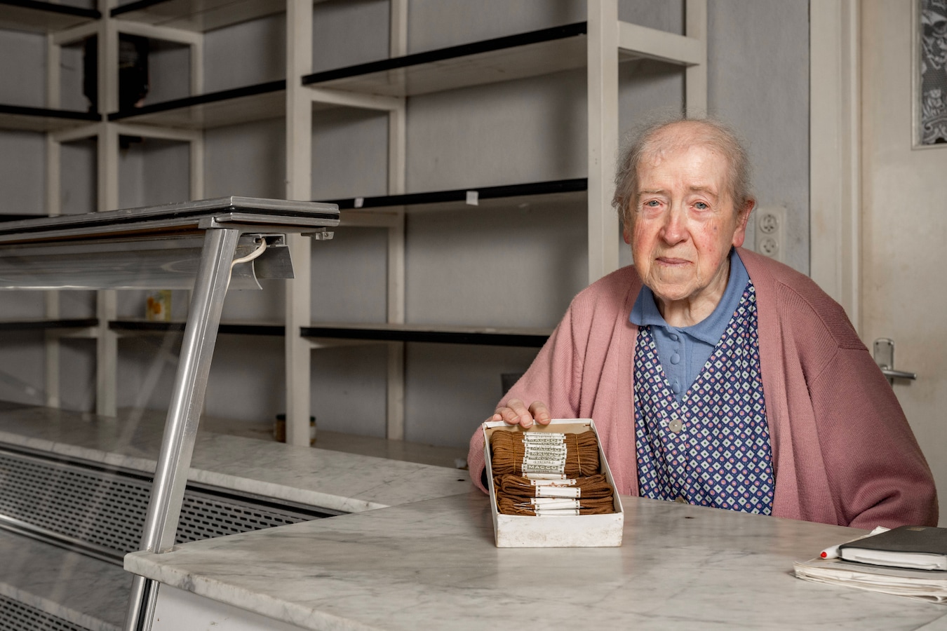 Christiane (91) kan niet met computer werken en moest daardoor na 55 jaar  haar winkeltje sluiten. “Ik was zo graag nog wat doorgegaan” | Foto | hln.be