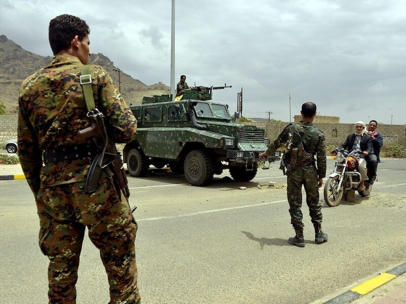 Militairen bewaken de straten in Sana'a, Jemen, die leiden naar de Amerikaanse en Britse ambassades.