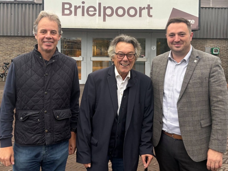 Johan Verminnen tussen burgemeester Rutger De Reu en schepen van Cultuur Jan Vermeulen aan De Brielpoort.