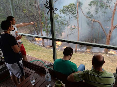 Inwoners van Faulconbridge, in de Blue Mountains, kijken vanaf de veranda naar een vuur dat dinsdag bewust is aangestoken om een corridor te creëren die grotere branden moet vermijden.