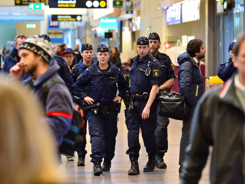 De Zweedse politie in de Arlanda-luchthaven van Stockholm.