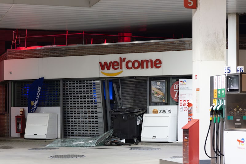 Los daños a la gasolinera son enormes.