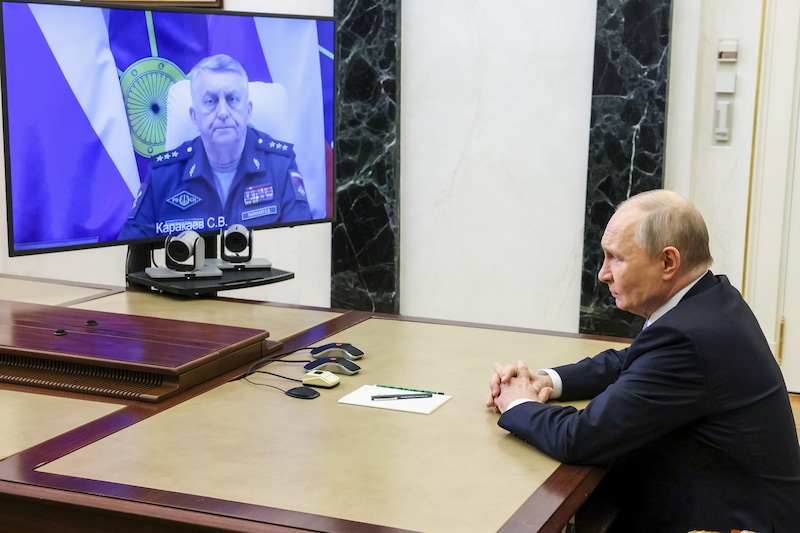 The Russian author Sergej Karakajev is the author of the meeting with the President Poet. 