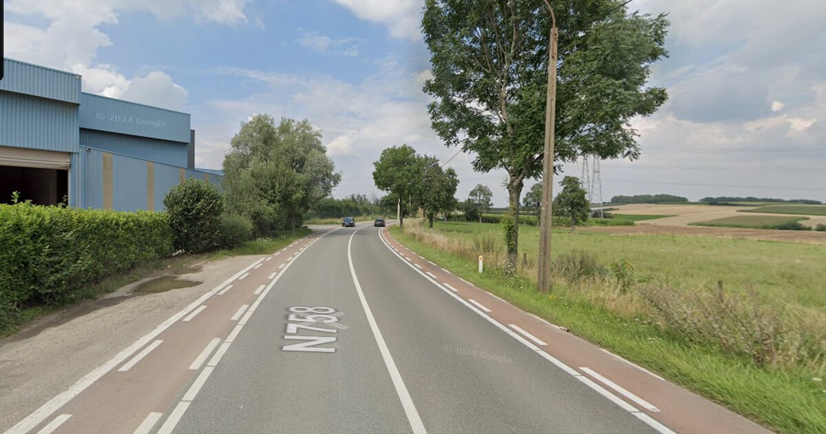 Man sterft na botsing met bestelwagen tegen geparkeerde trailer in ...