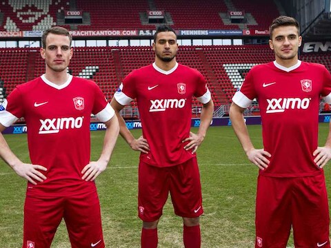 Chadli (centraal) bij de voorstelling van de nieuwe shirtsponsor.