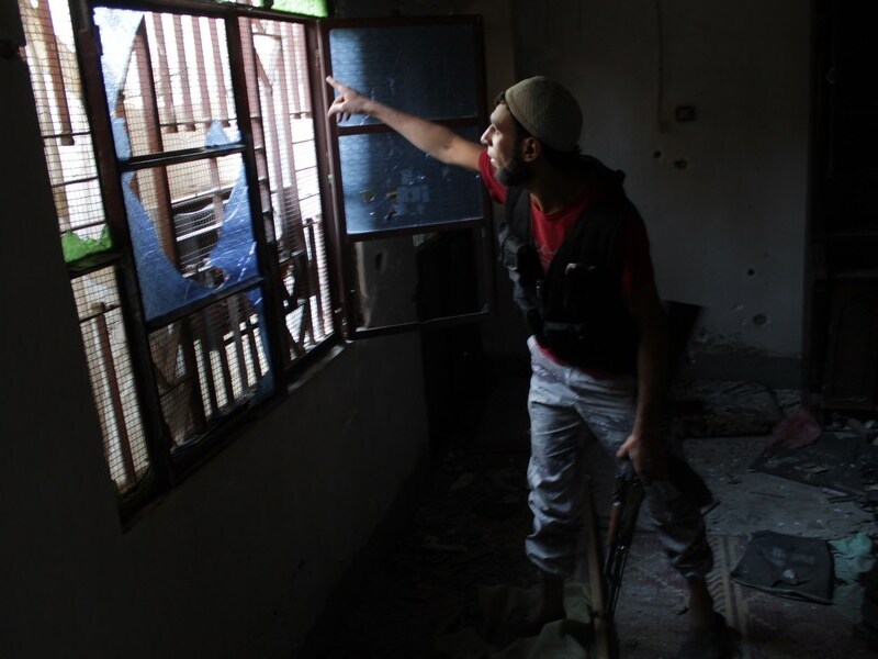 Een Syrische rebel in de stad Deir Ezzor.