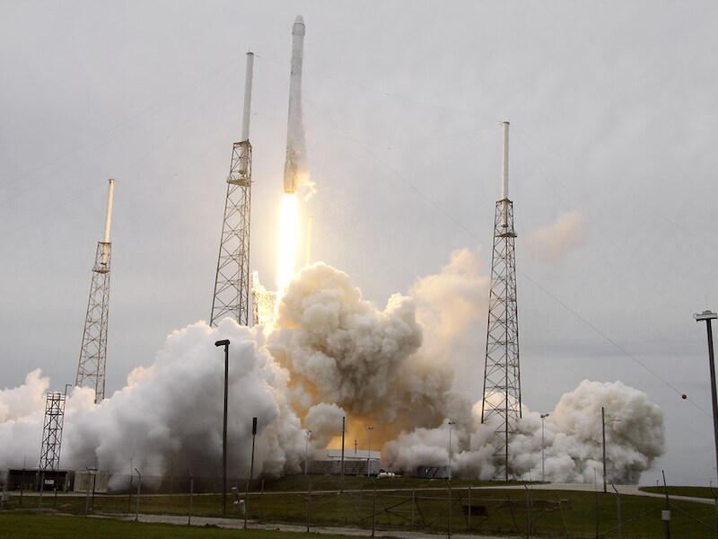 De lancering van het ruimtevrachtschip 'Dragon' van SpaceX in Cape Canaveral.