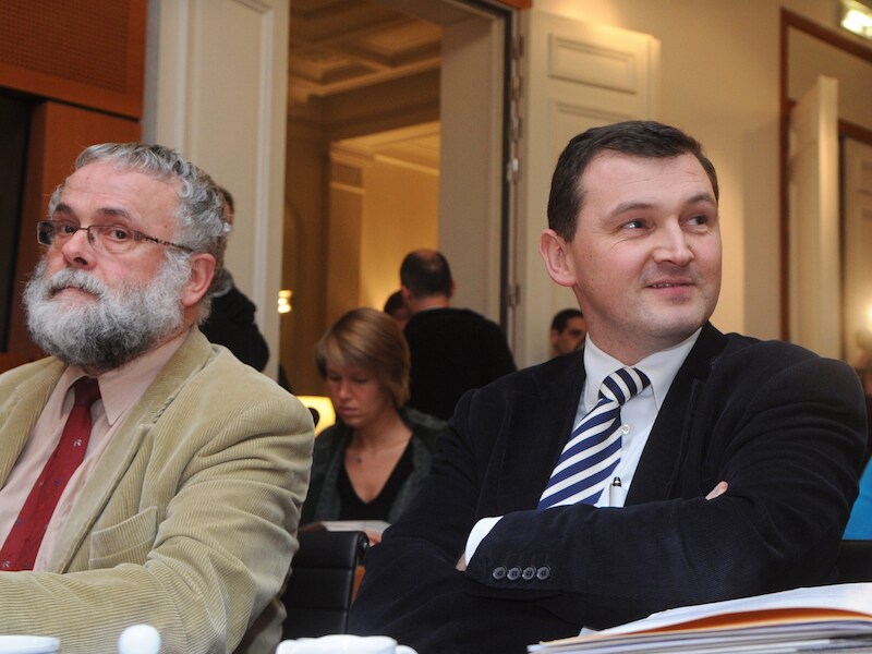 Karl Vanlouwe (r).