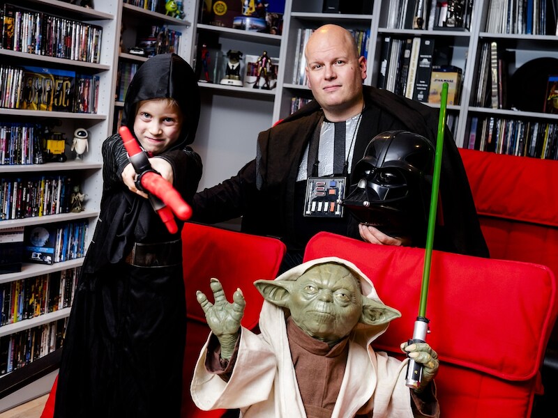 Star Wars-fans Nicolas Van Dyck (37) en zoontje Olivier (6) en Yoda.