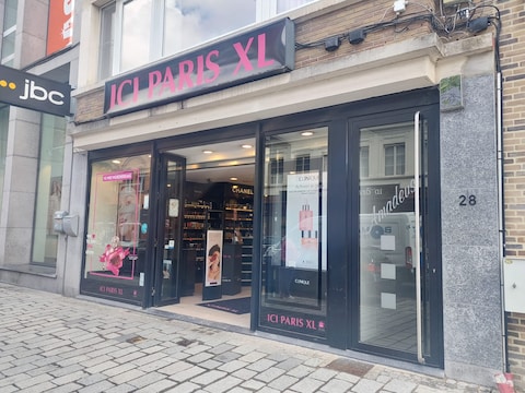 Illustratiebeeld Ici Paris XL in de Ooststraat in Roeselare. 