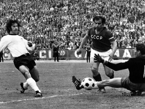 Gerd Müller scoort voor West-Duitsland tegen de Sovjet Unie.