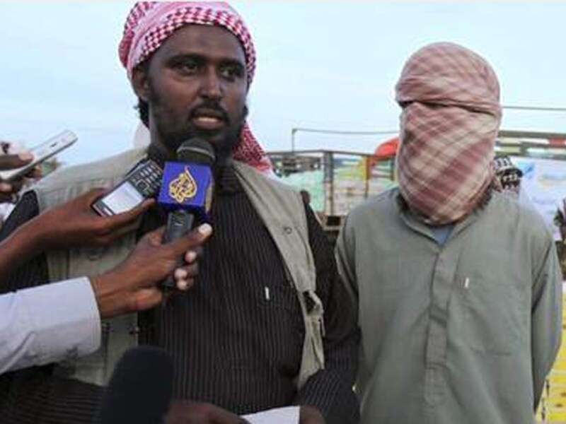 Al-Shabaab woordvoerder sjeik Ali Mohamud Rage staat de pers te woord.