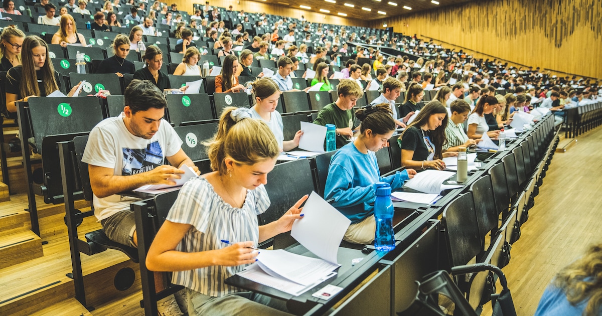 Studenten krijgen twee opties nadat prof hun examens kwijtspeelt: “Geen ...
