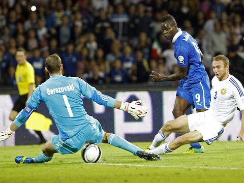 Balotelli mikt de 2-2 tussen de benen van de Armeense keeper Berezovski.