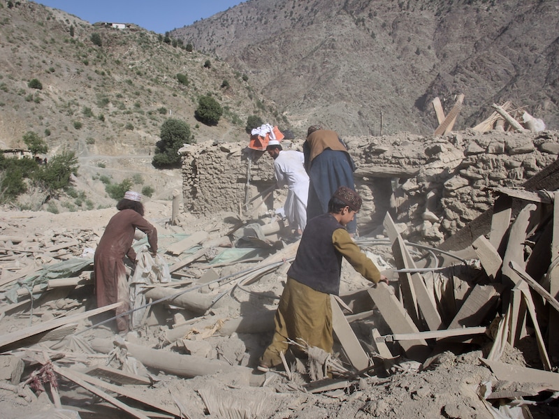 Schade in een Afghaans dorpje na een Pakistaanse luchtaanval.