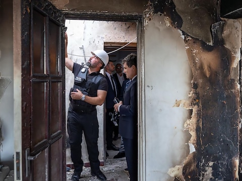 De Roemeense president Nicusor Dan bezoekt het appartementsblok in Galati dat getroffen werd door een Russische drone.