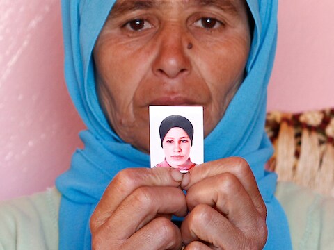 Moeder Zohra Filali met een foto van haar overleden verkrachte dochter Amina Filali.